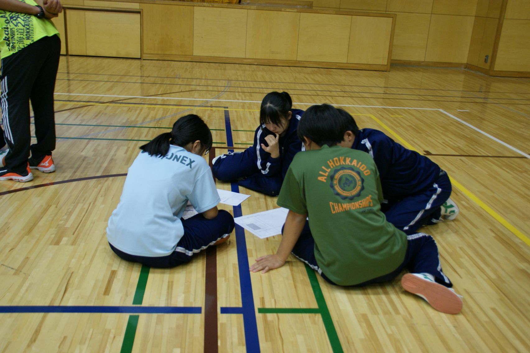 真剣に話し合う3年生.JPG