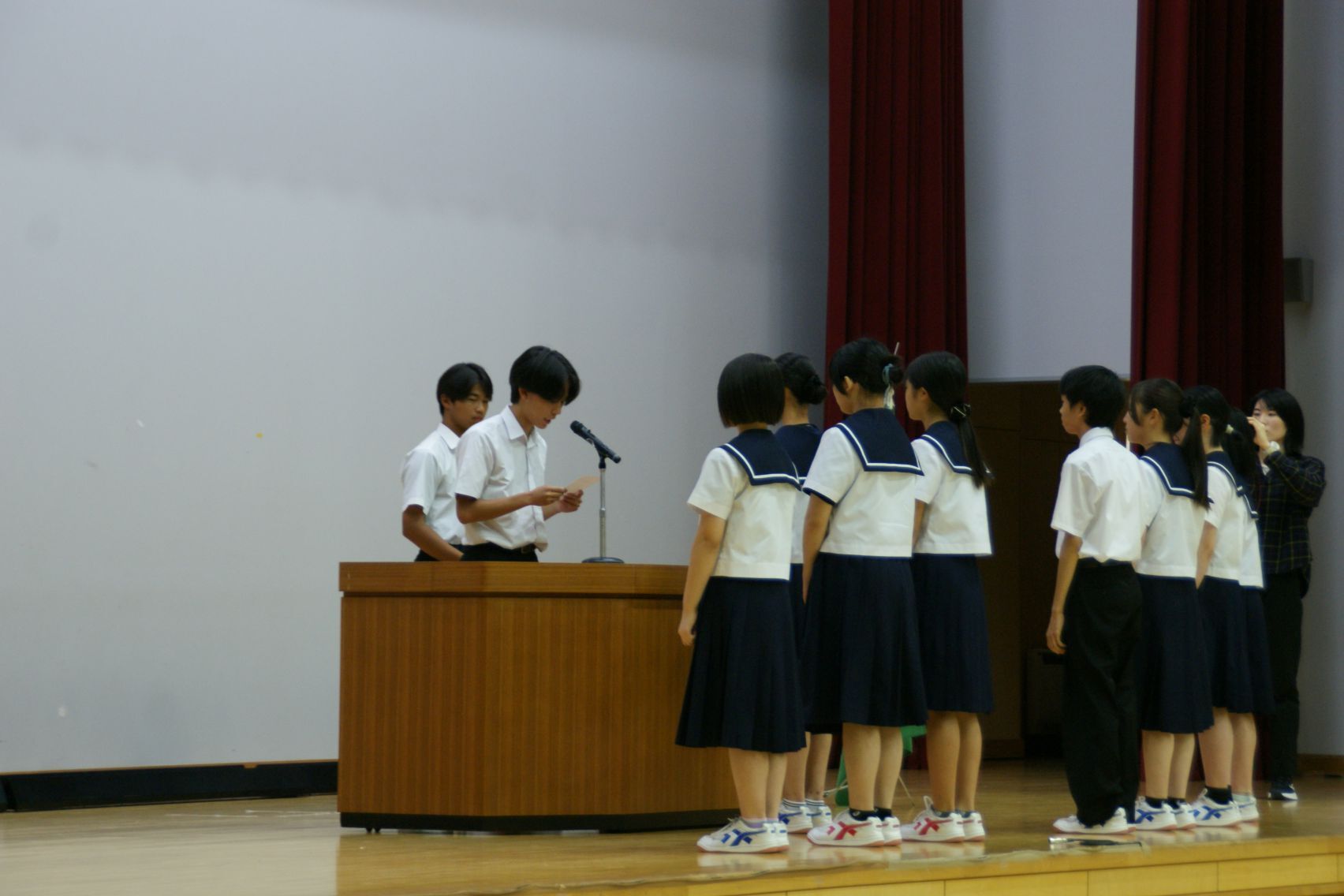 生徒会長から新生徒会役員に認証状.JPG