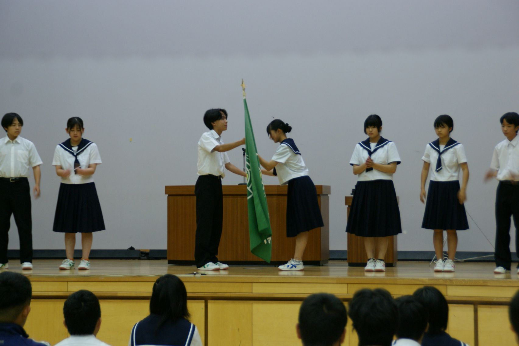 生徒会旗が新生徒会長に.JPG