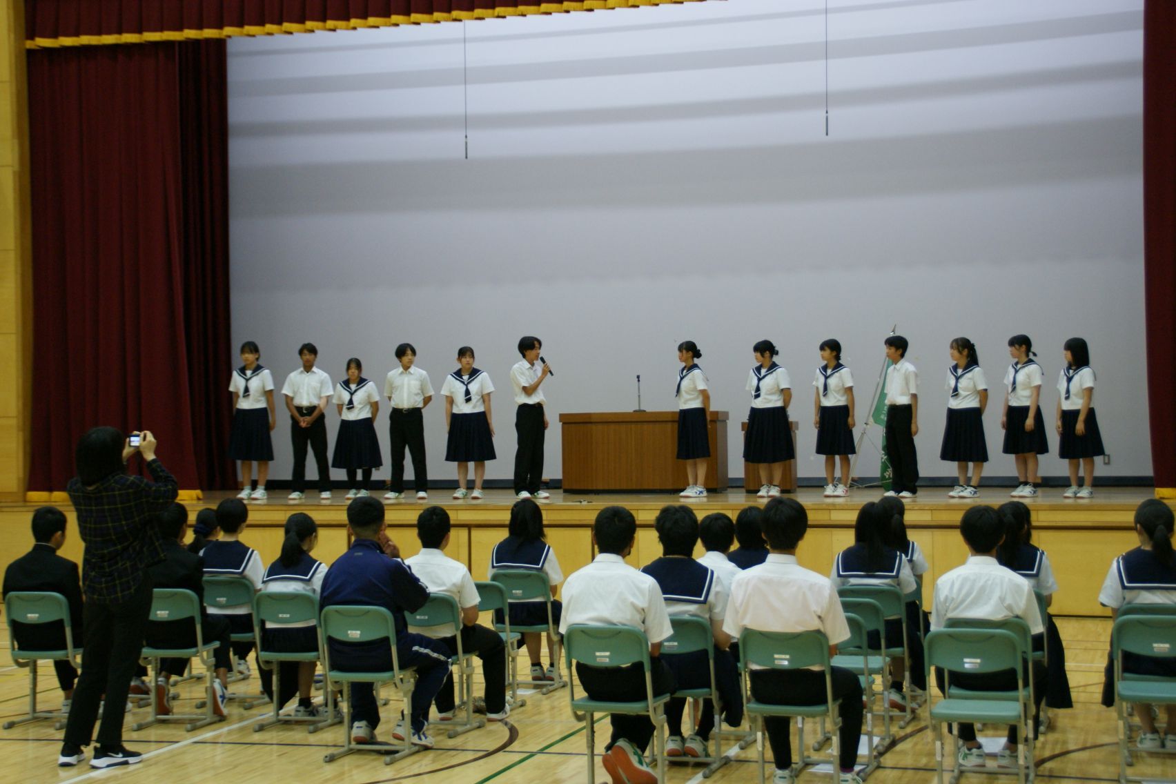 新旧生徒会役員の挨拶.JPG