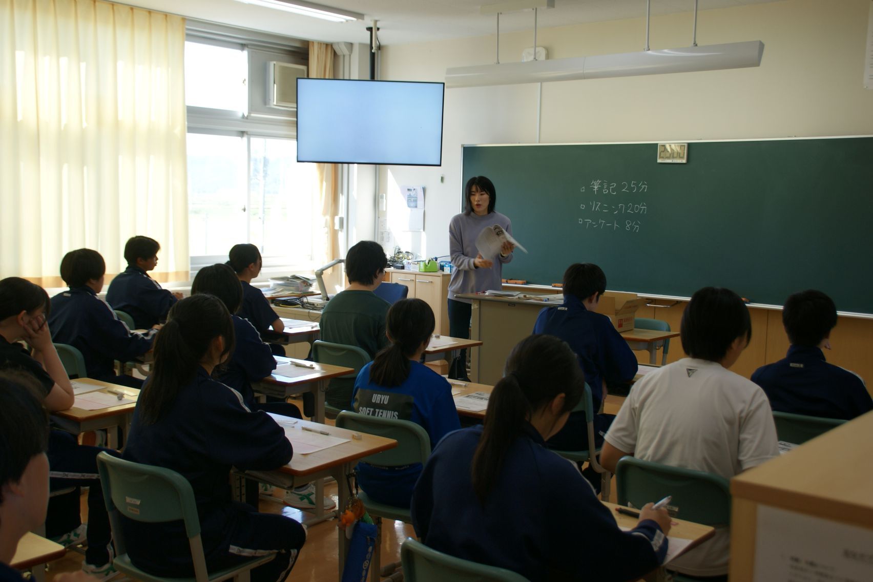 説明を聞いている3年生.JPG