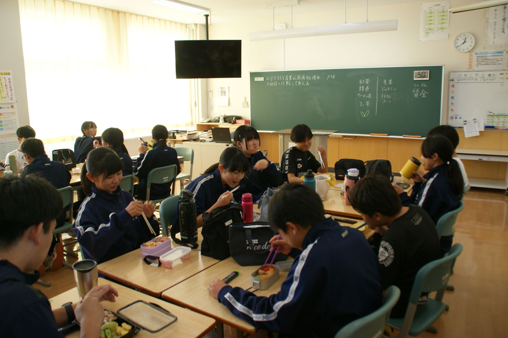笑顔でお弁当をほおばる1年生.JPG