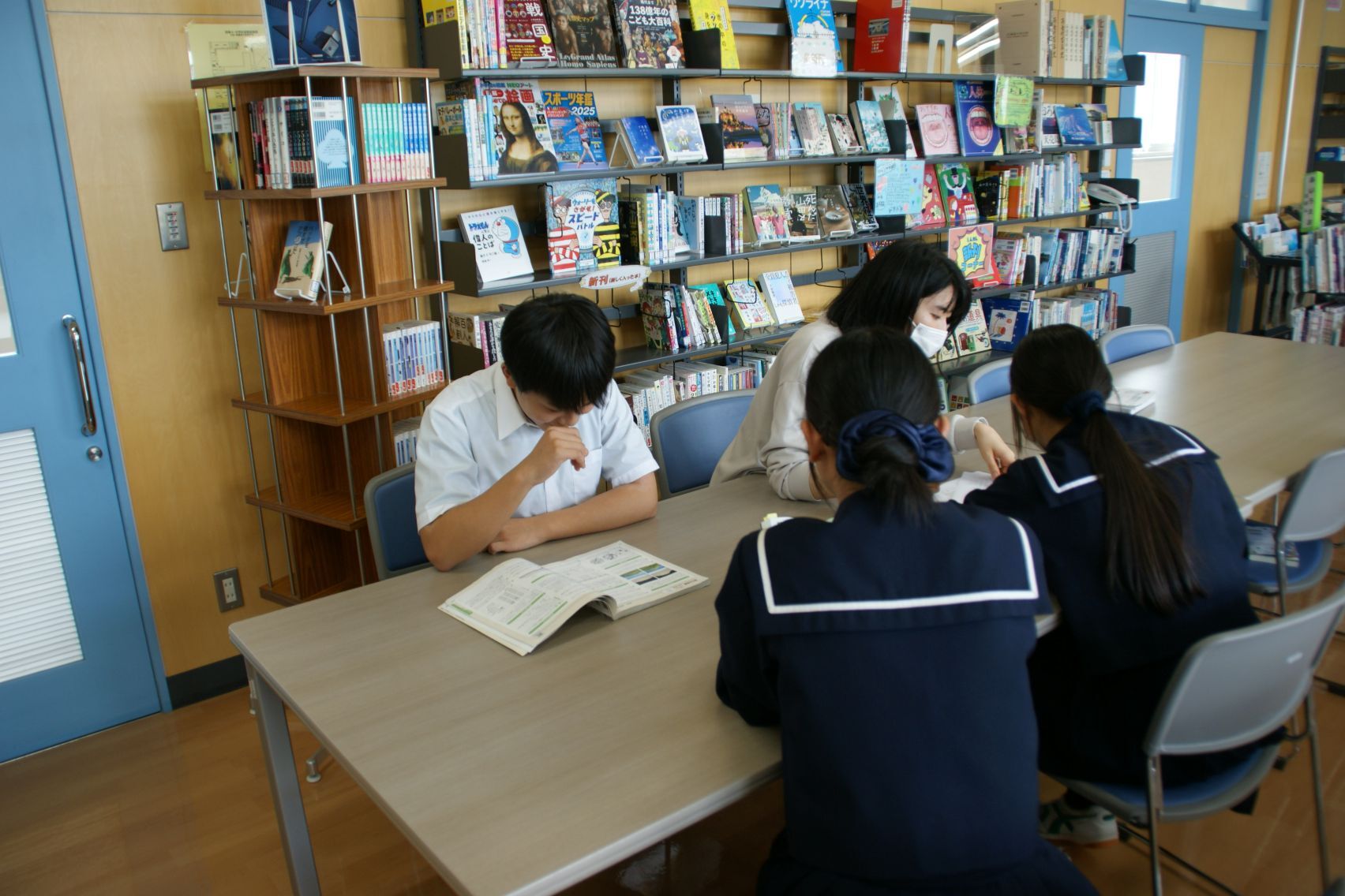 昼休み、図書室で勉強する3年生.JPG