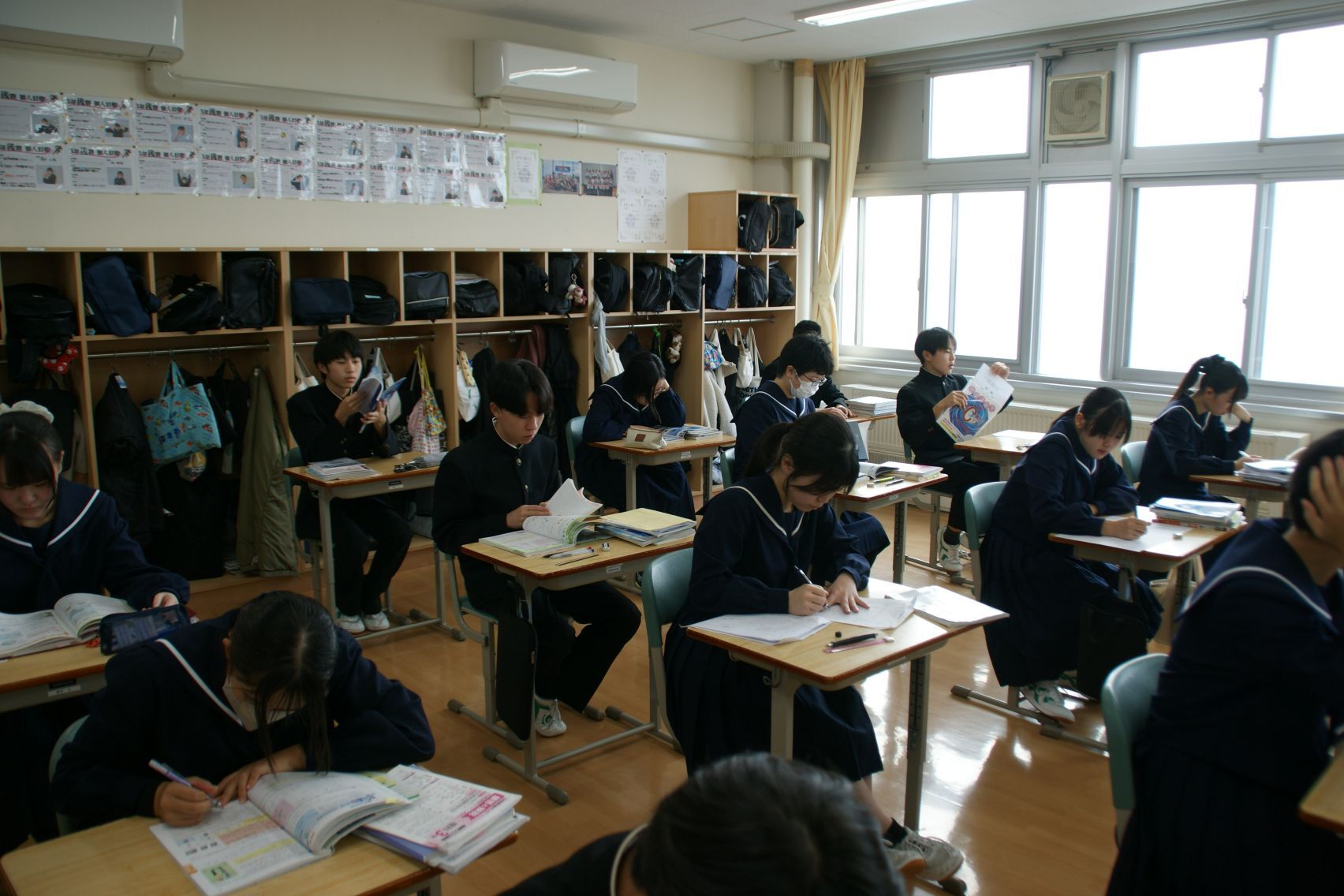 制服姿で朝から勉強に励む3年生.JPG