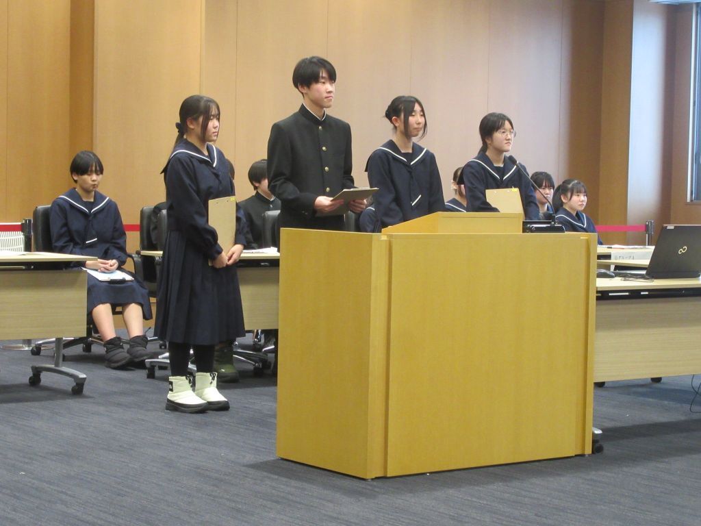 一般質問に立つ中学生議員.JPG
