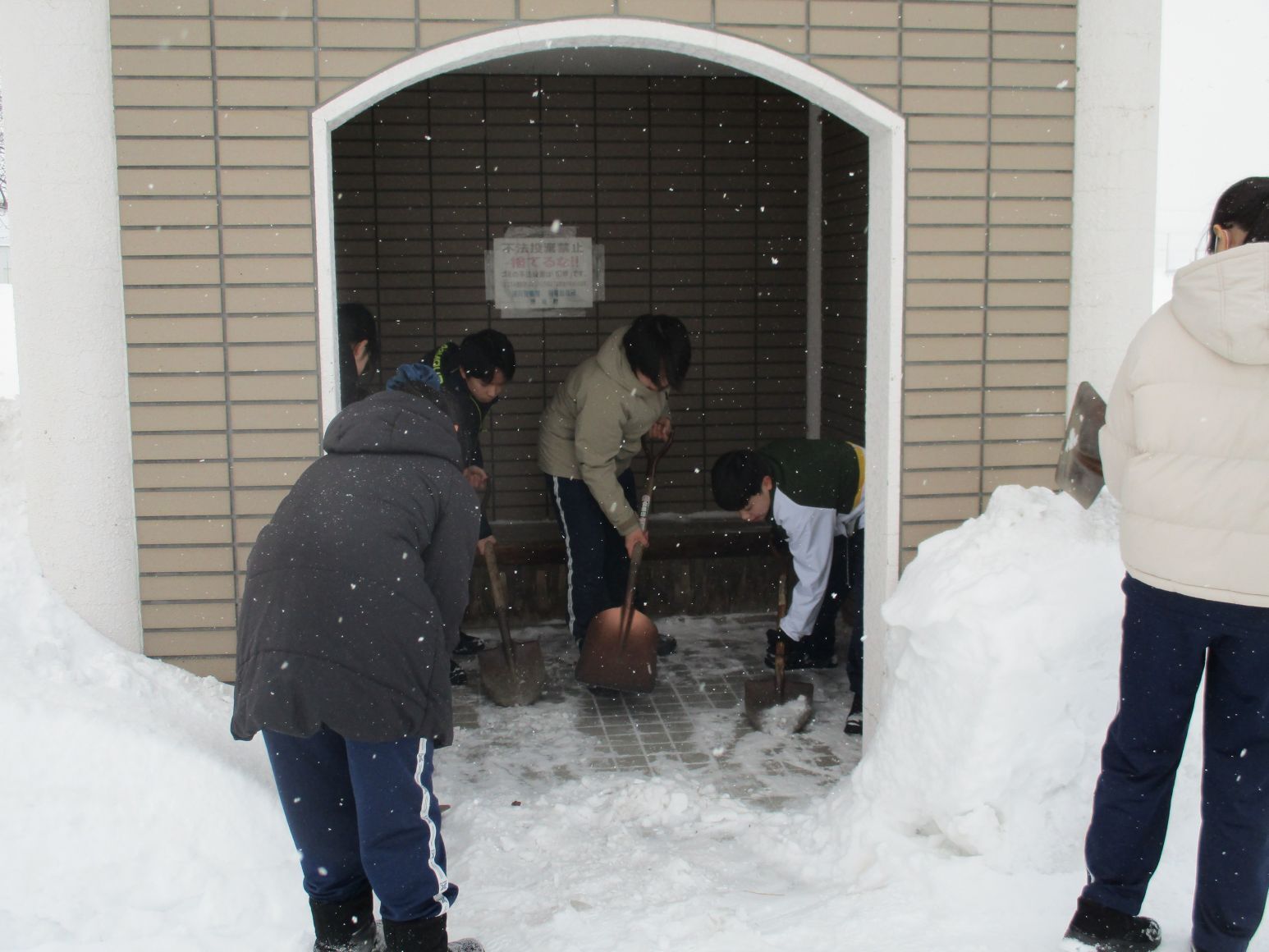 生活委員会バス停除雪.JPG
