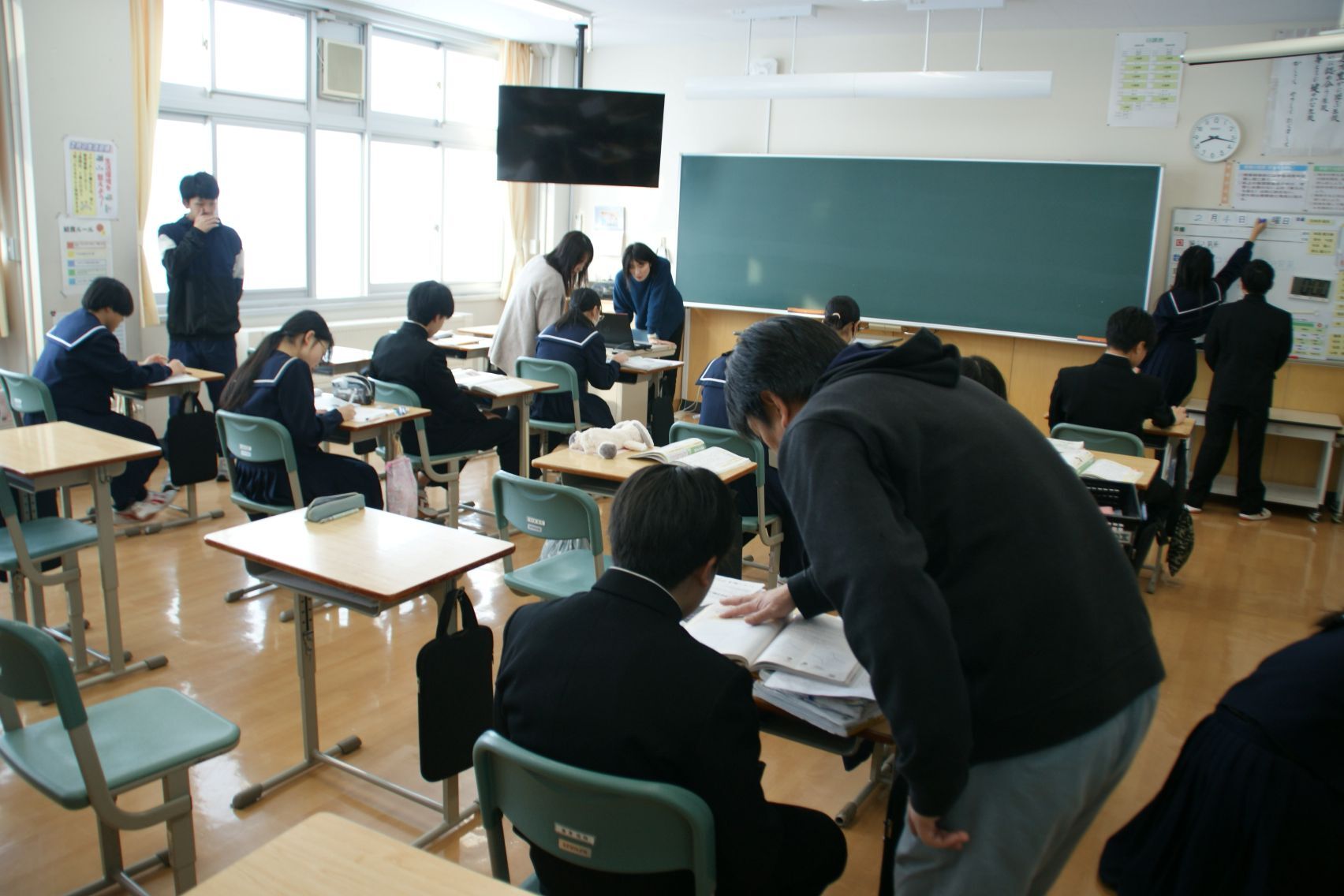 朝学習の時間、先生方がサポート.JPG