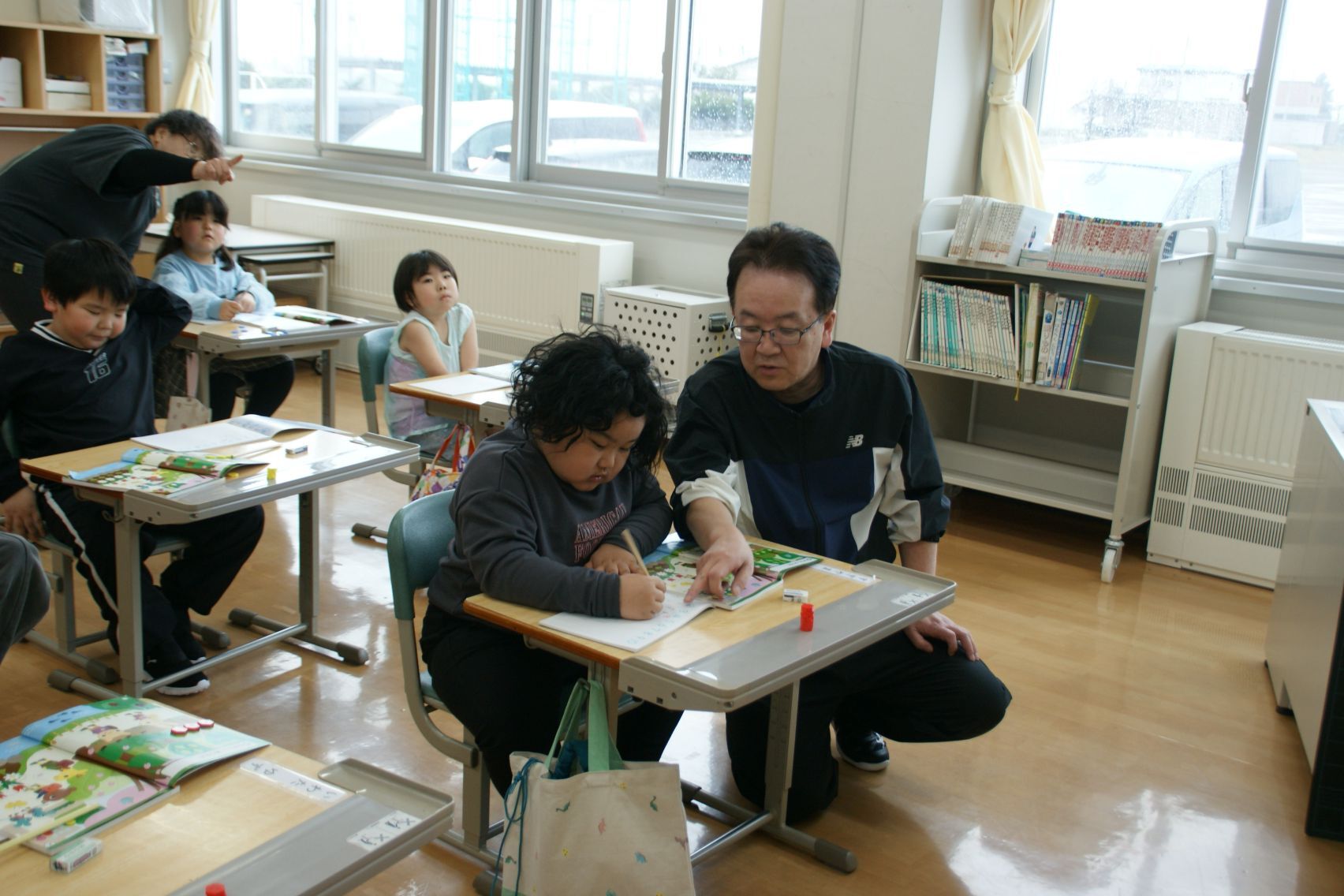 新1年生に勉強を教える学習指導員.JPG