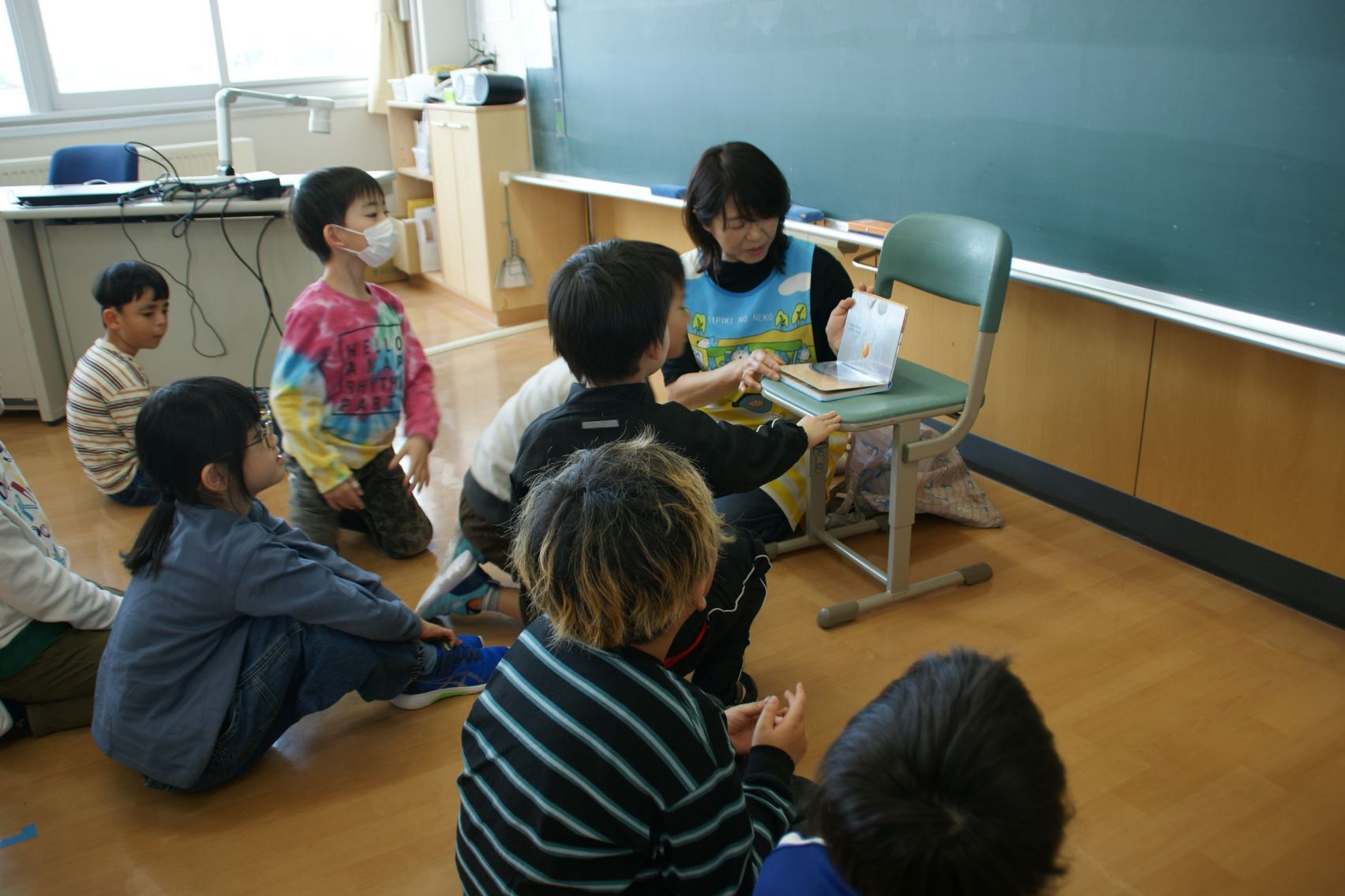 2年生絵本の読み聞かせ.JPG