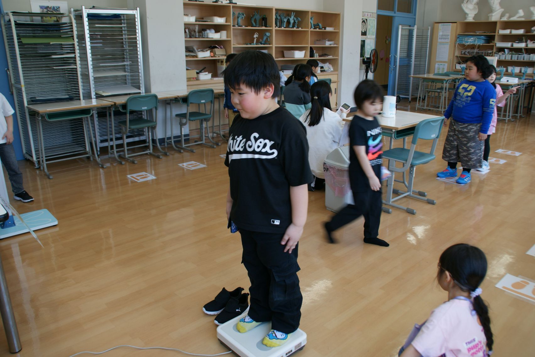 発育測定する1年生.JPG