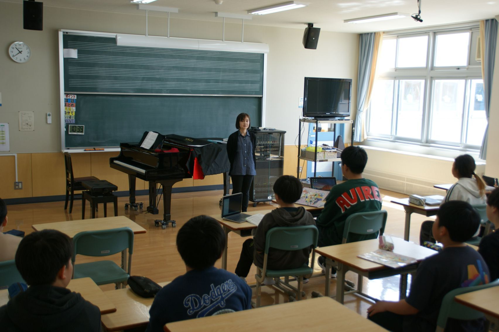 中学校の音楽の先生による6年生音楽の授業.JPG