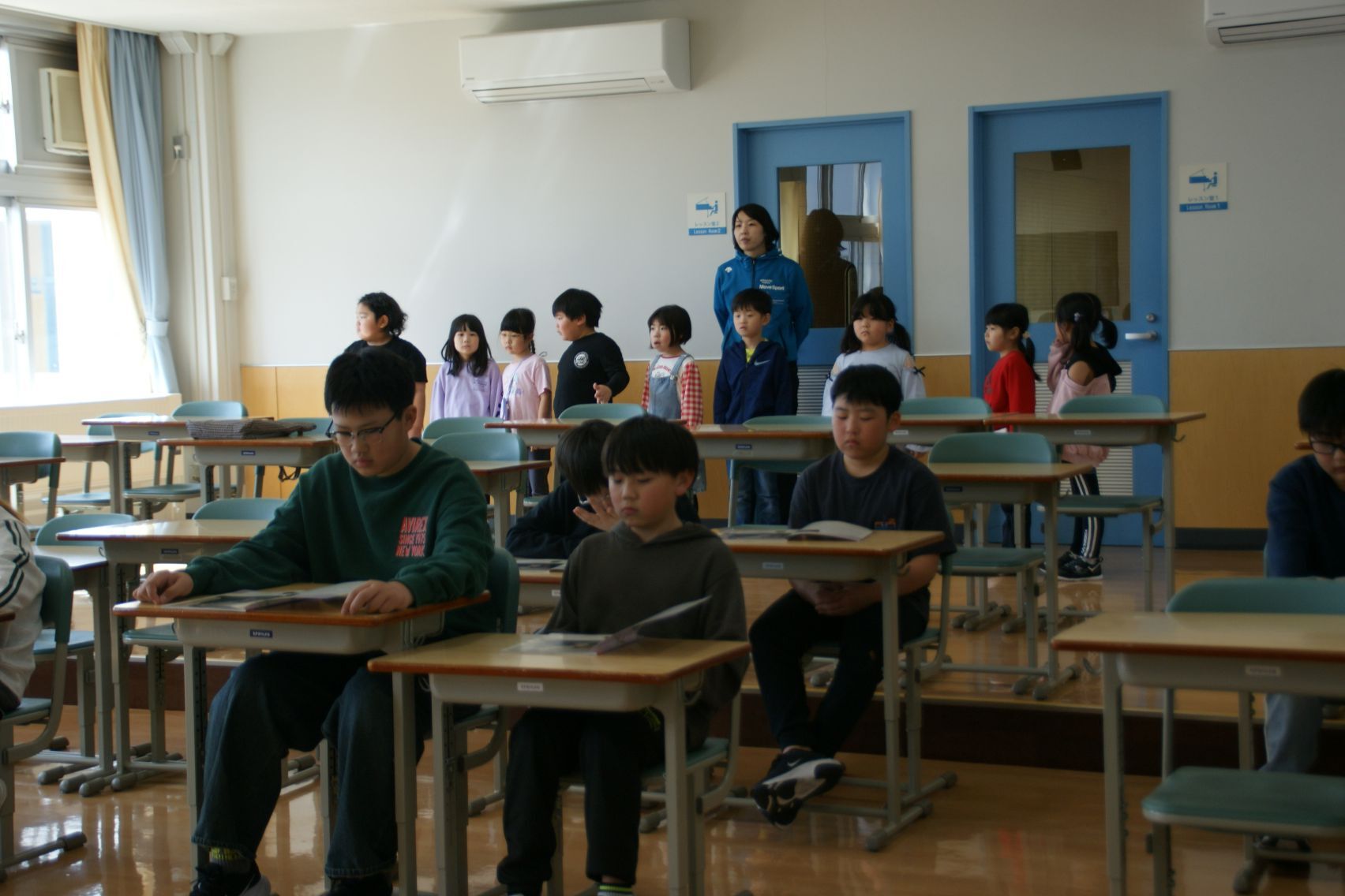小学1年生も途中で授業見学に.JPG