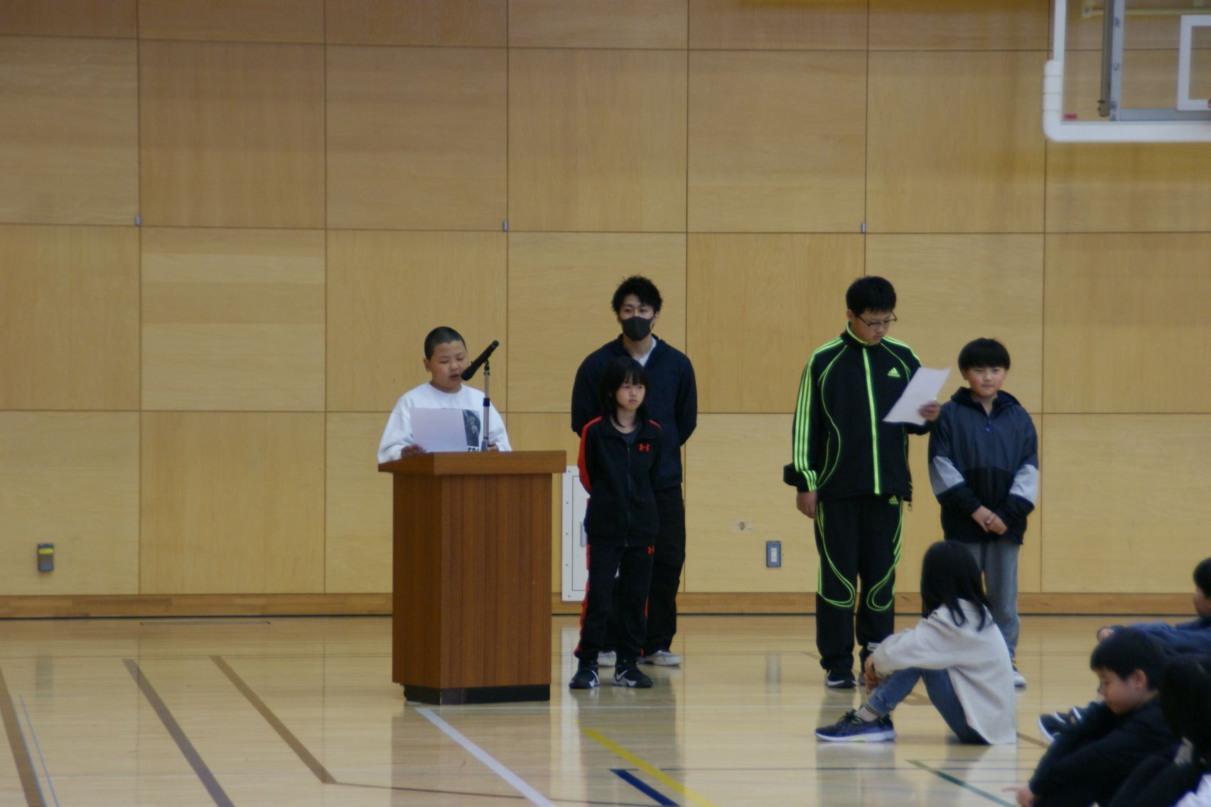司会進行する児童会役員.JPG