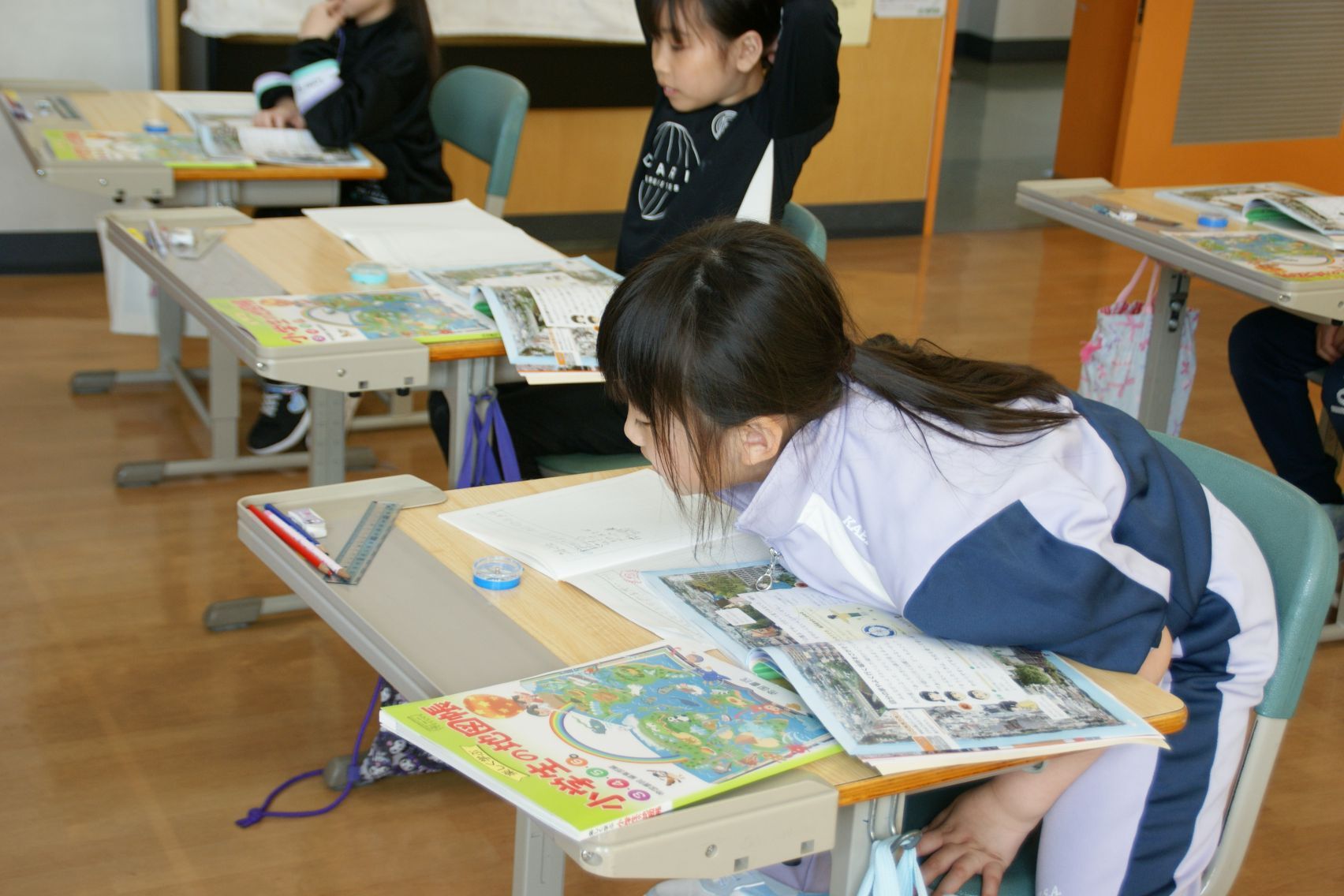 興味津々で見つめる.JPG