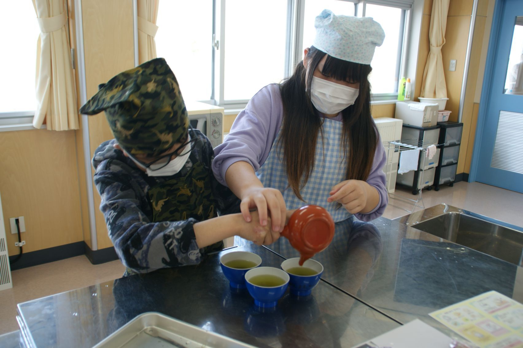 湯呑にお茶を注ぎます.JPG