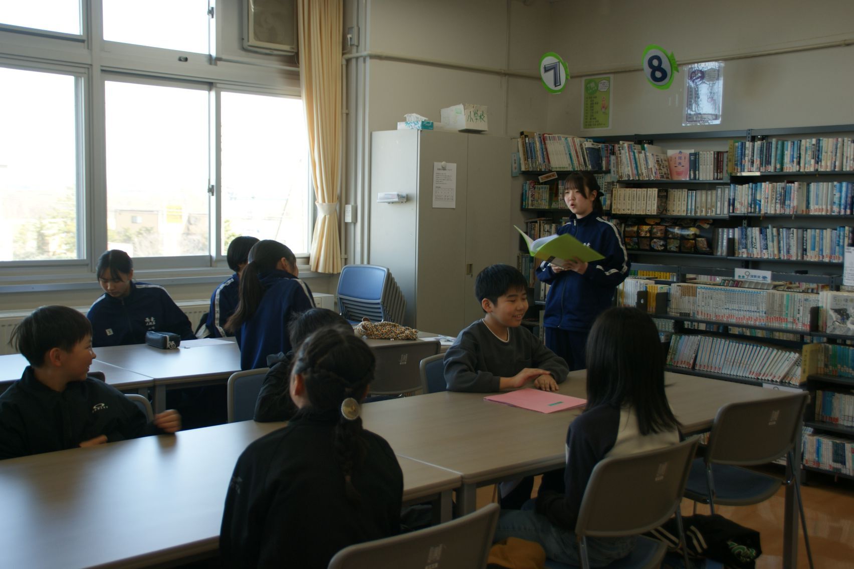 図書委員会を進行する中学生.JPG