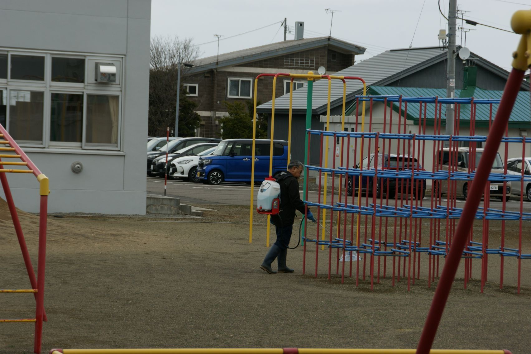 中庭を消毒する校務補さん.JPG