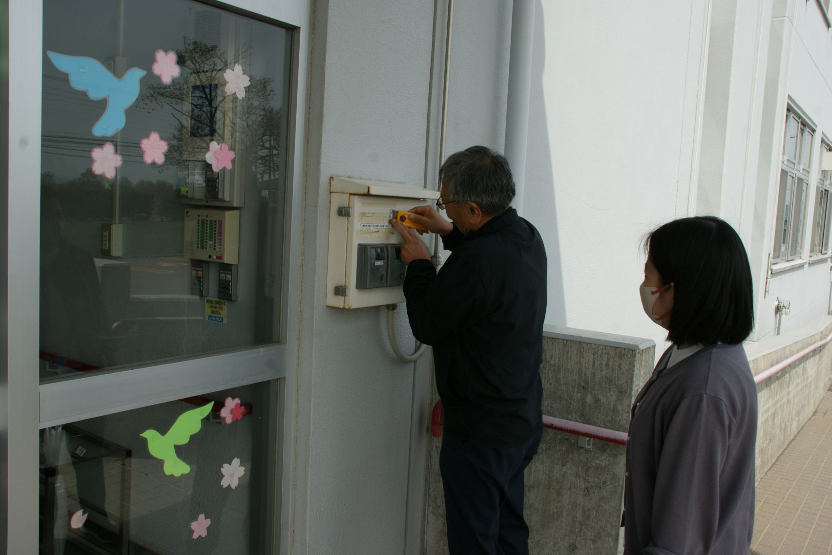 インターフォン表示の貼り替え作業.JPG