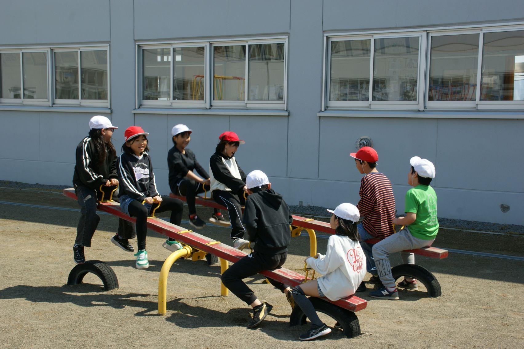 中庭で遊ぶ4年生.JPG