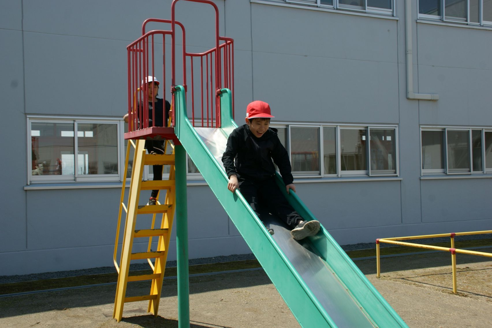 滑り台も楽しむ.JPG