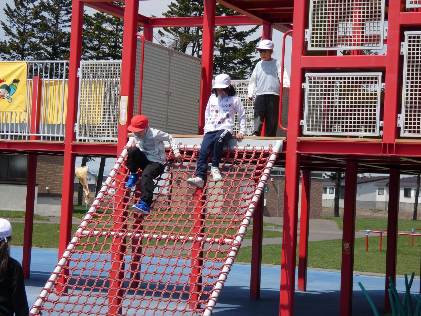 外の遊具で遊ぶ.JPG