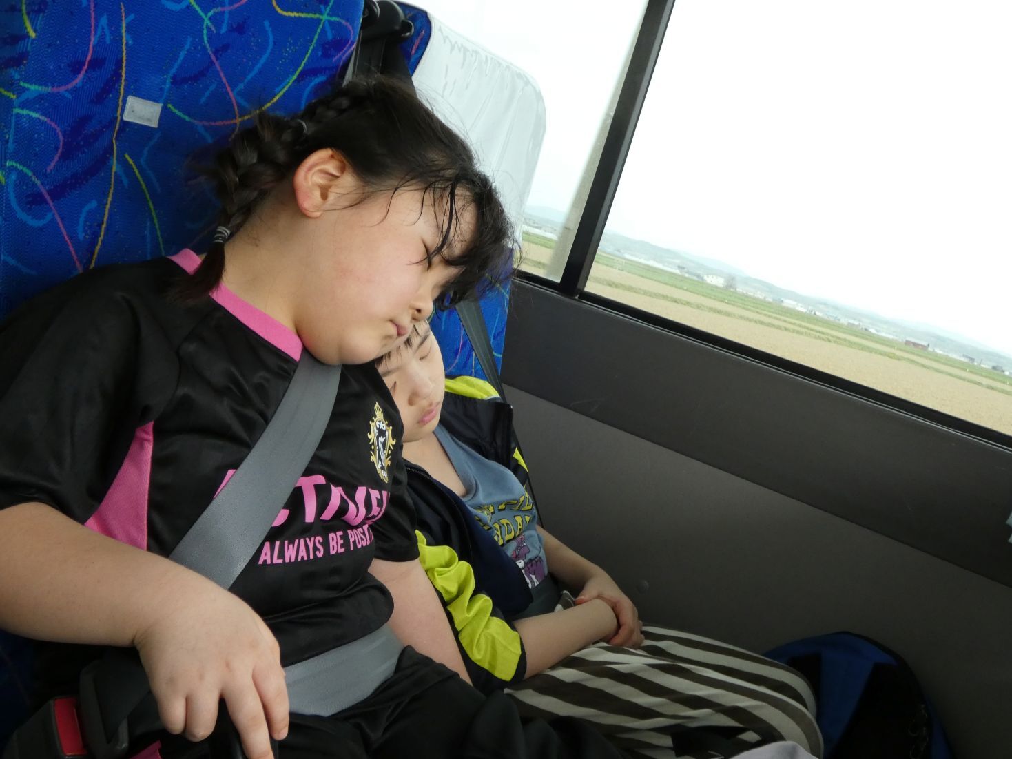 帰りのバスは疲れてぐっすり.JPG