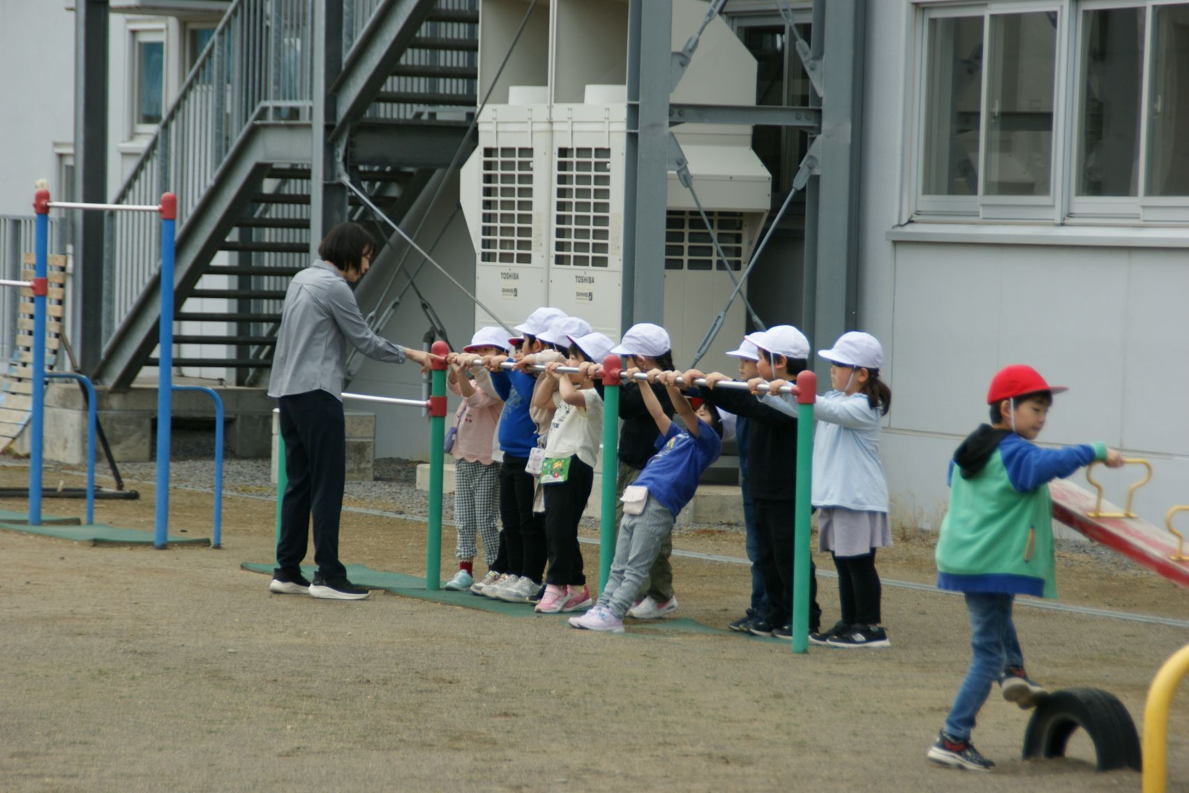 鉄棒にもチャレンジ.JPG