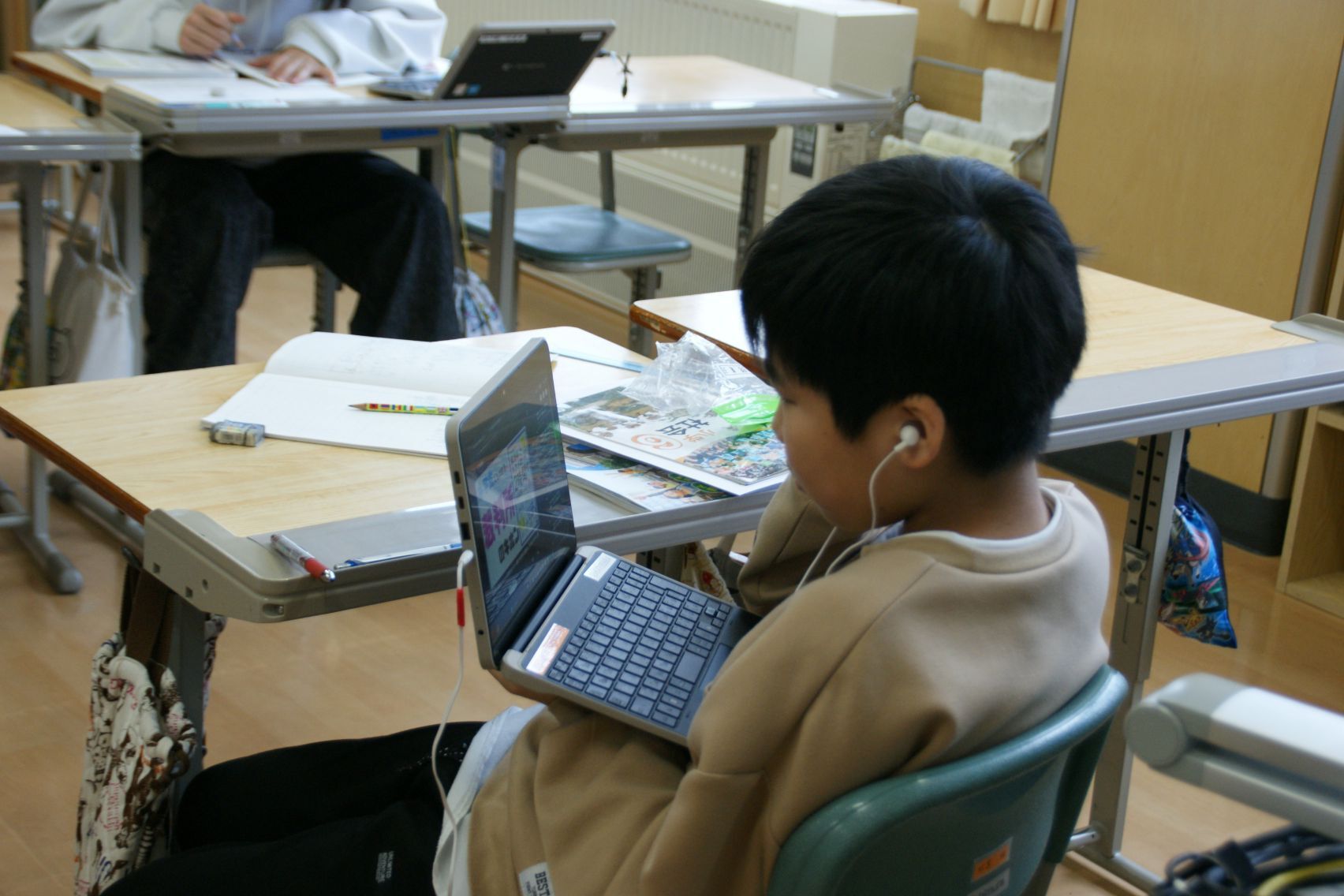 動画を見ながら裁判所について学習.JPG