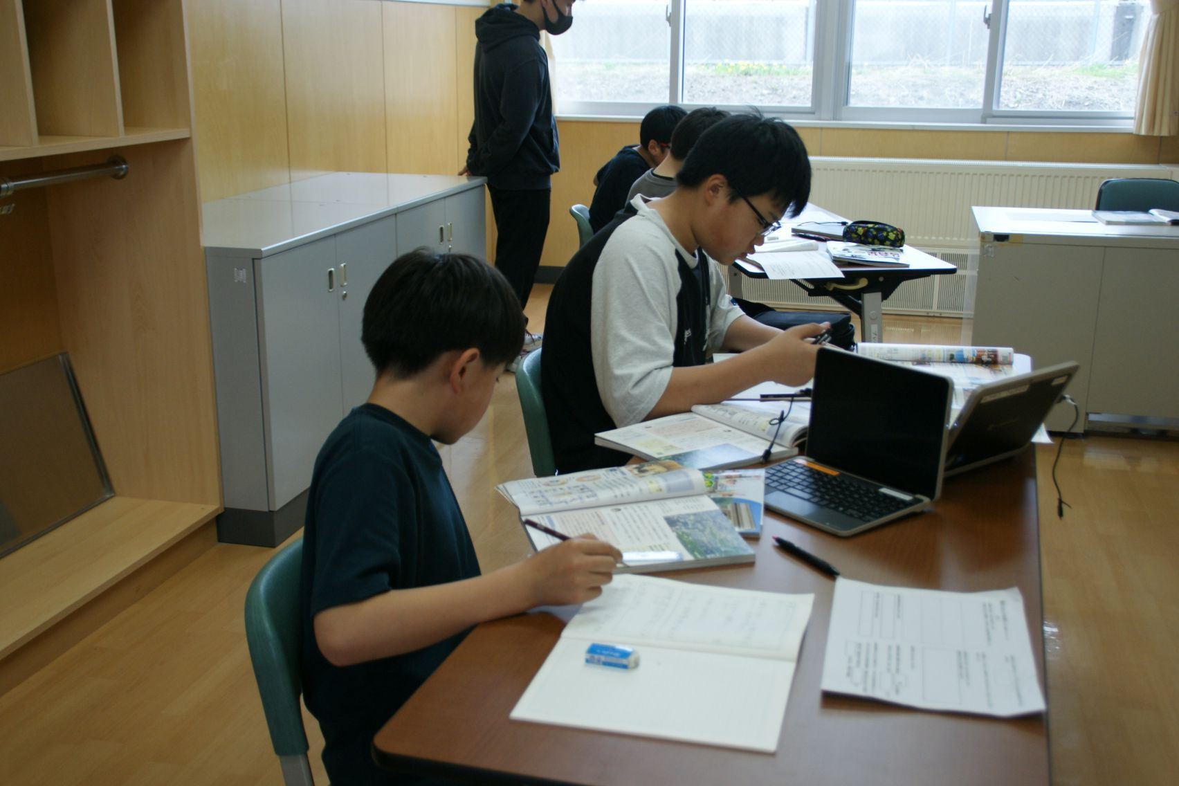 教科書や資料集で内閣について調べる.JPG