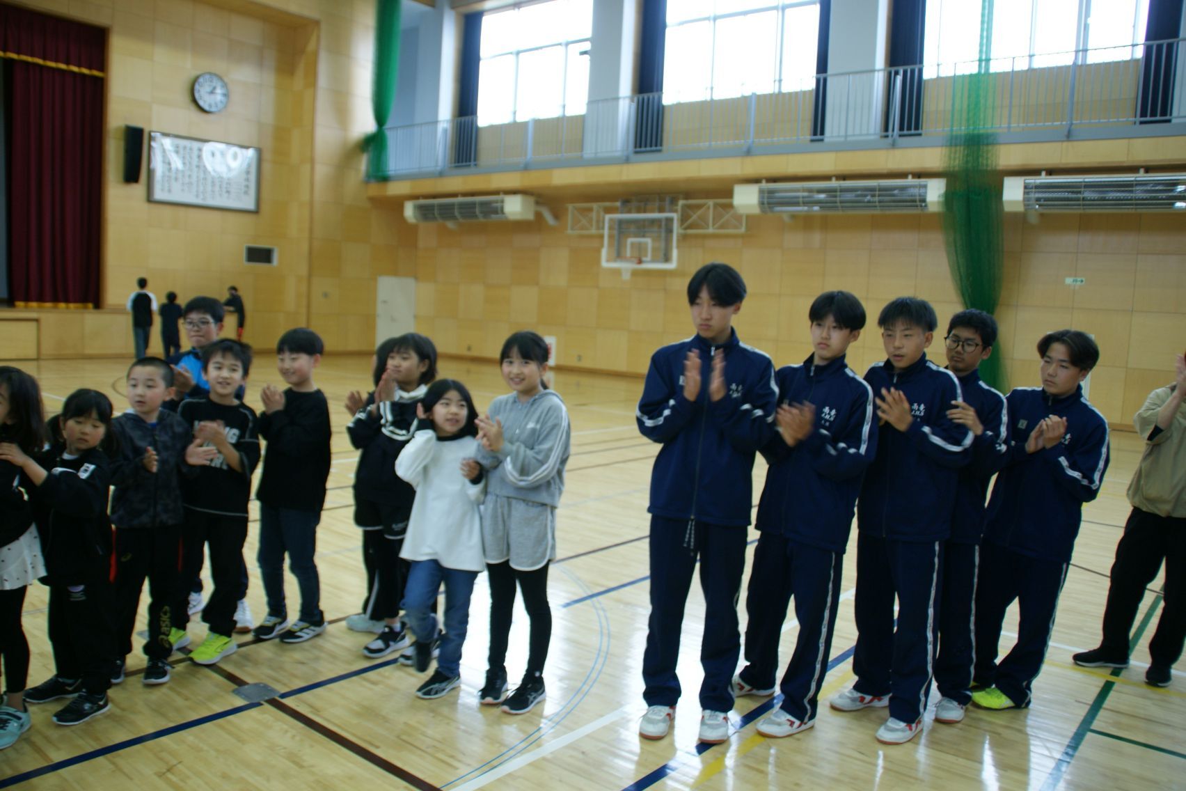 優勝者をたたえる小中学生.JPG