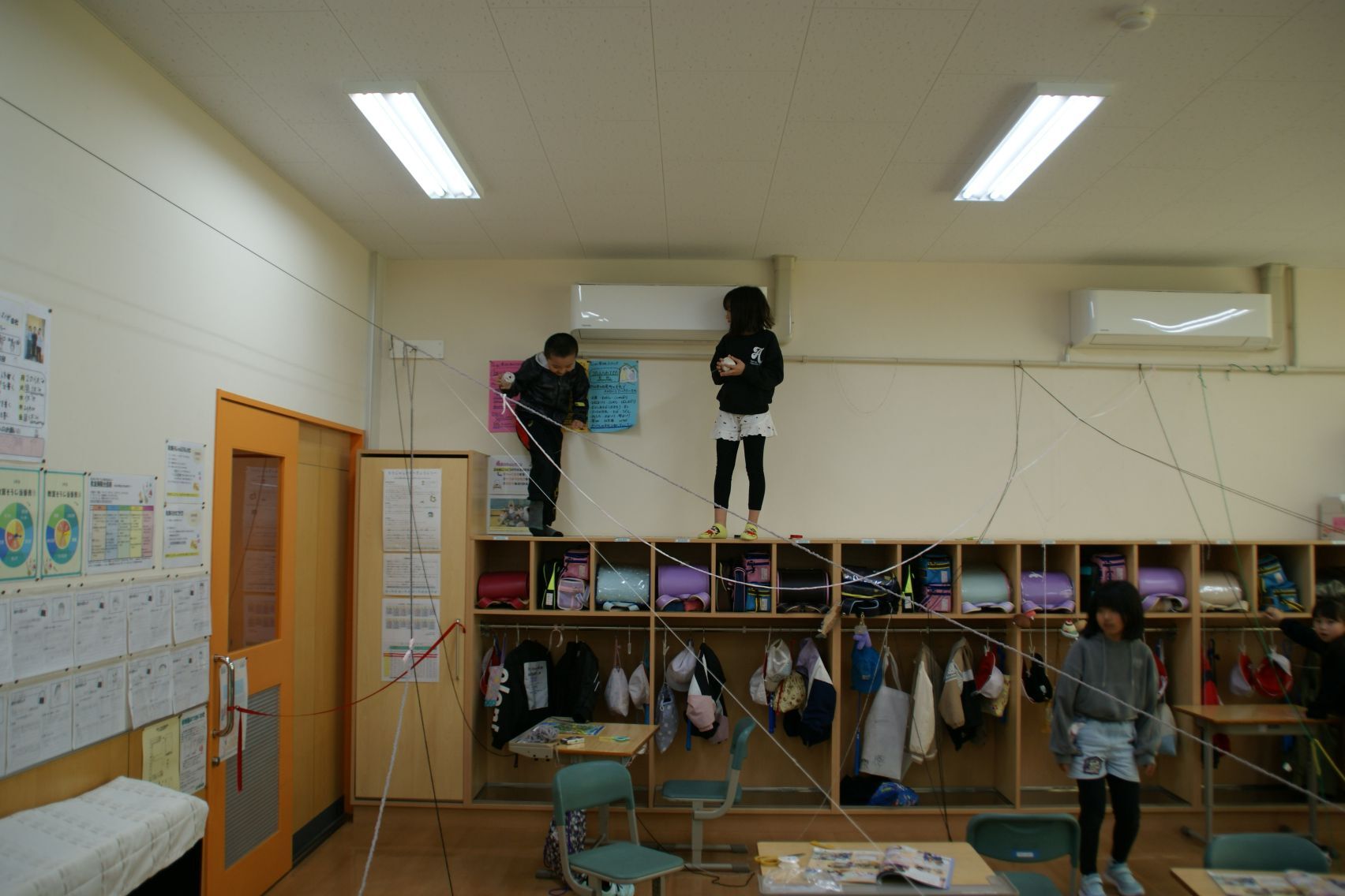 教室中にひもをつるします.JPG