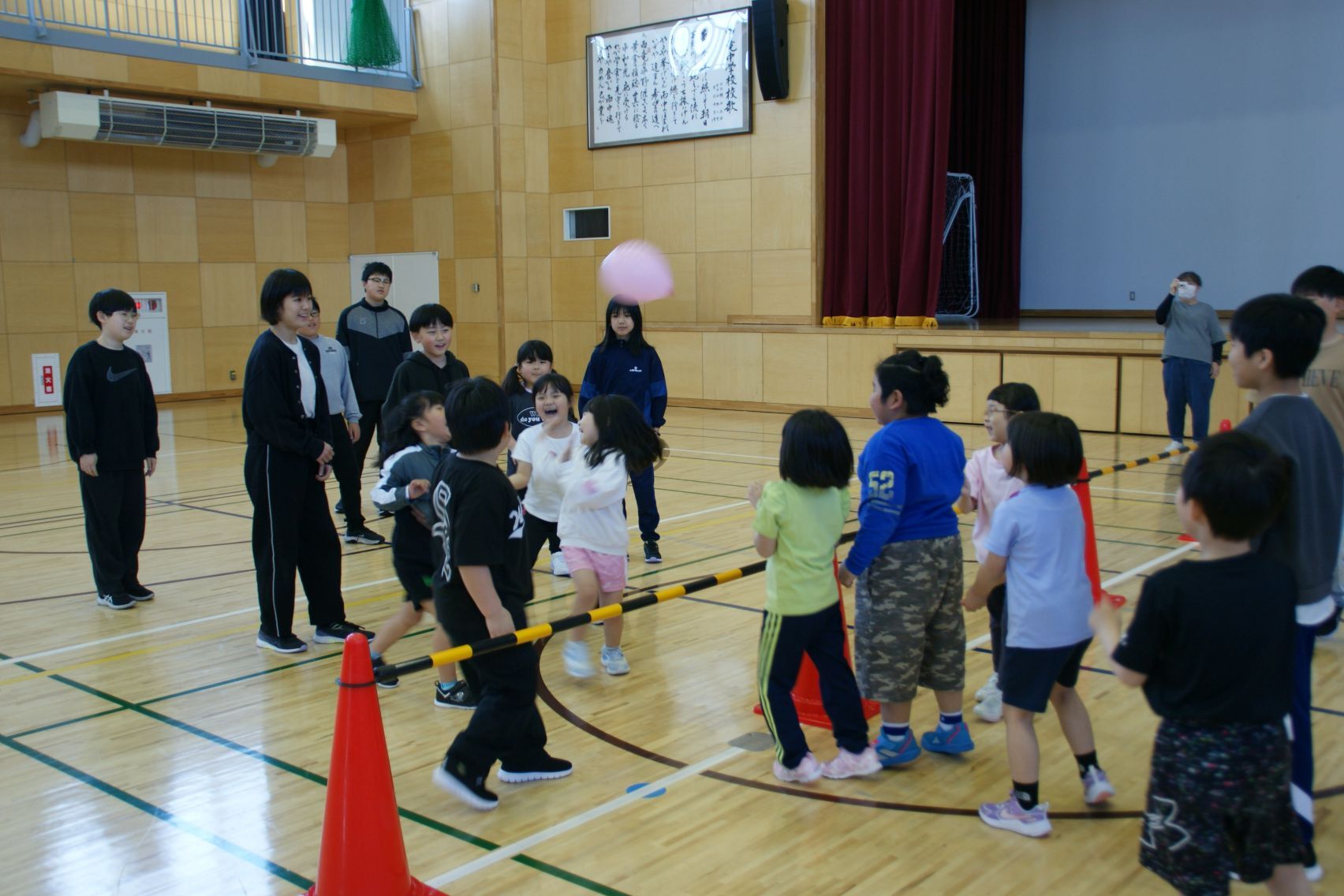 風船バレーを楽しむ1年生.JPG