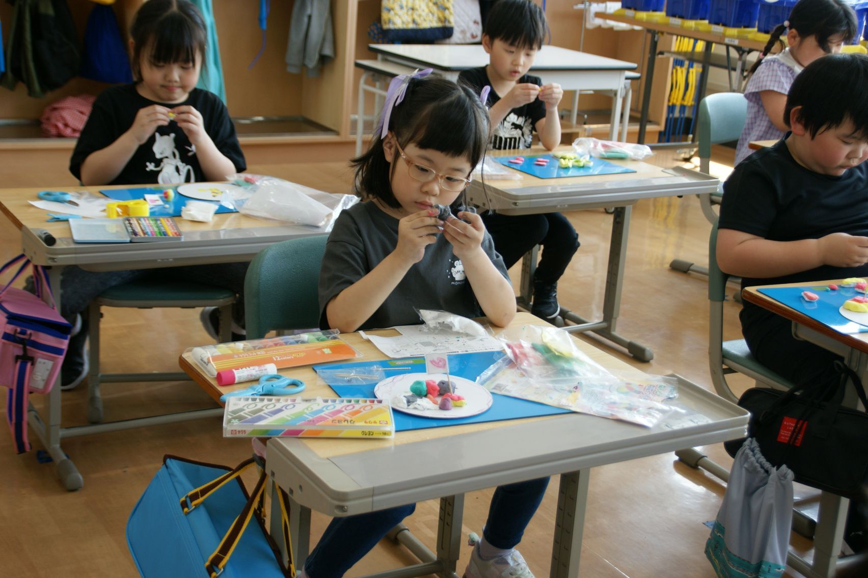 絵の具で色をつけて丸めて.JPG