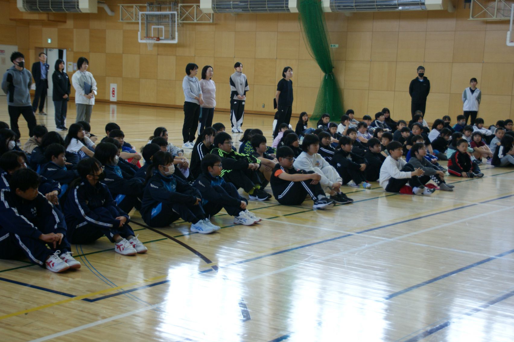 所長さんの話を真剣に聞く小中学生.JPG