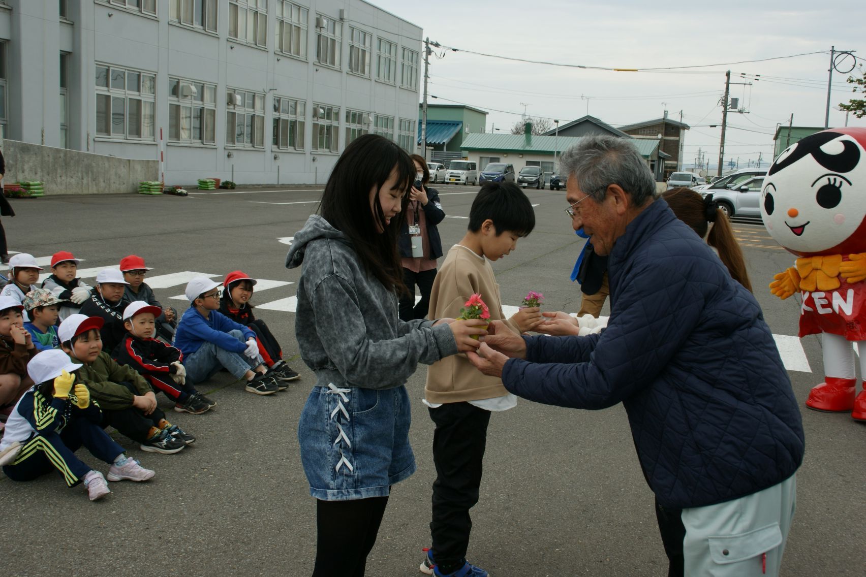 人権擁護委員から花の苗の贈呈.JPG