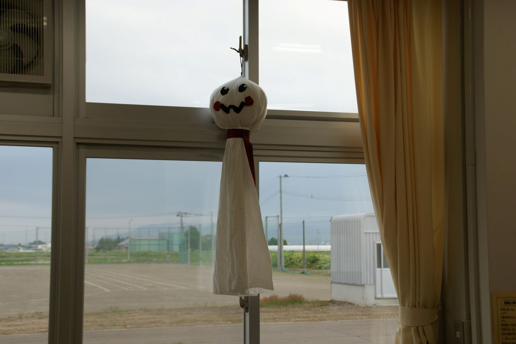4年生教室の巨大てるてる坊主.JPG