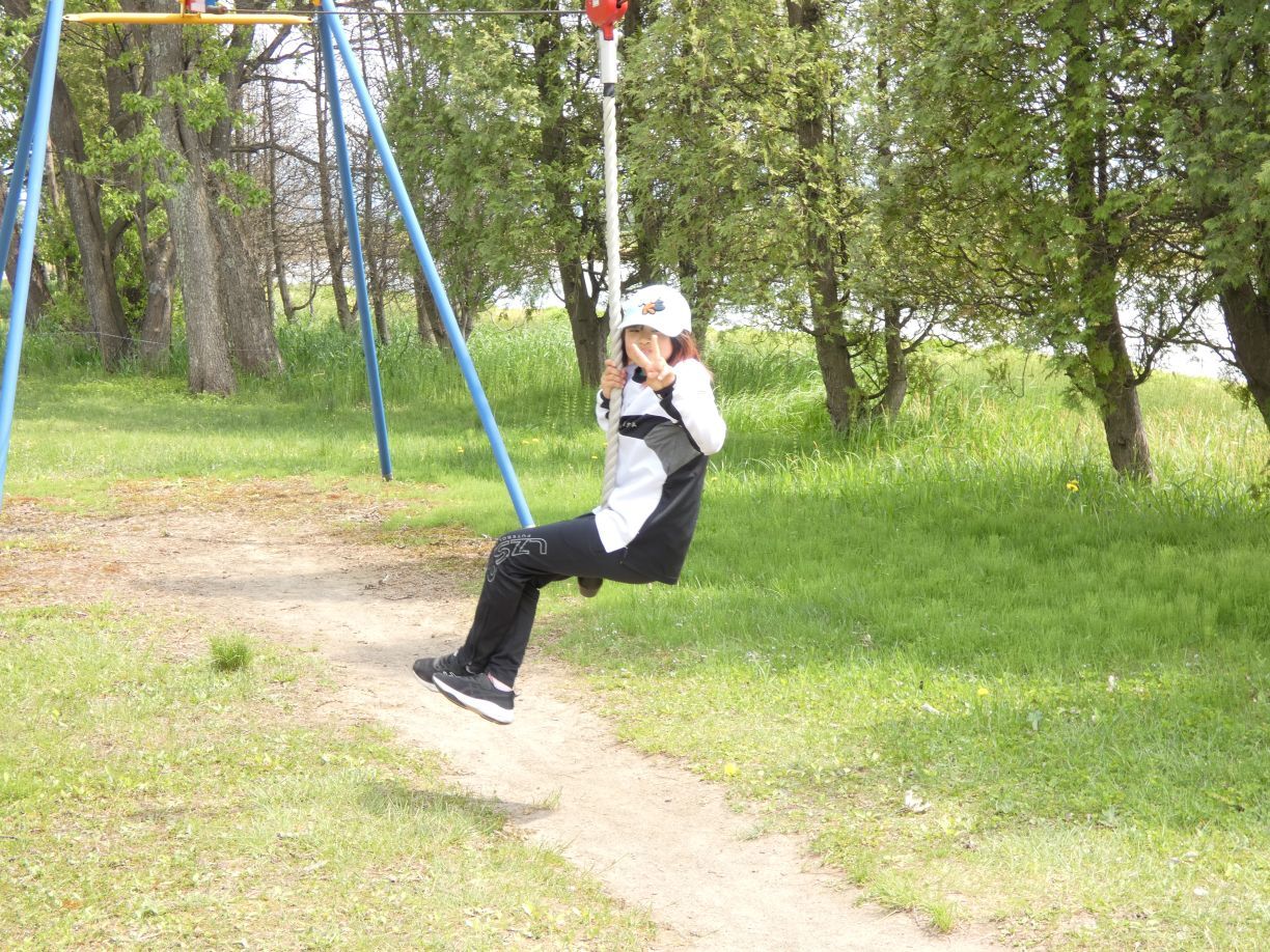 ターザンロープで遊ぶ5年生.JPG