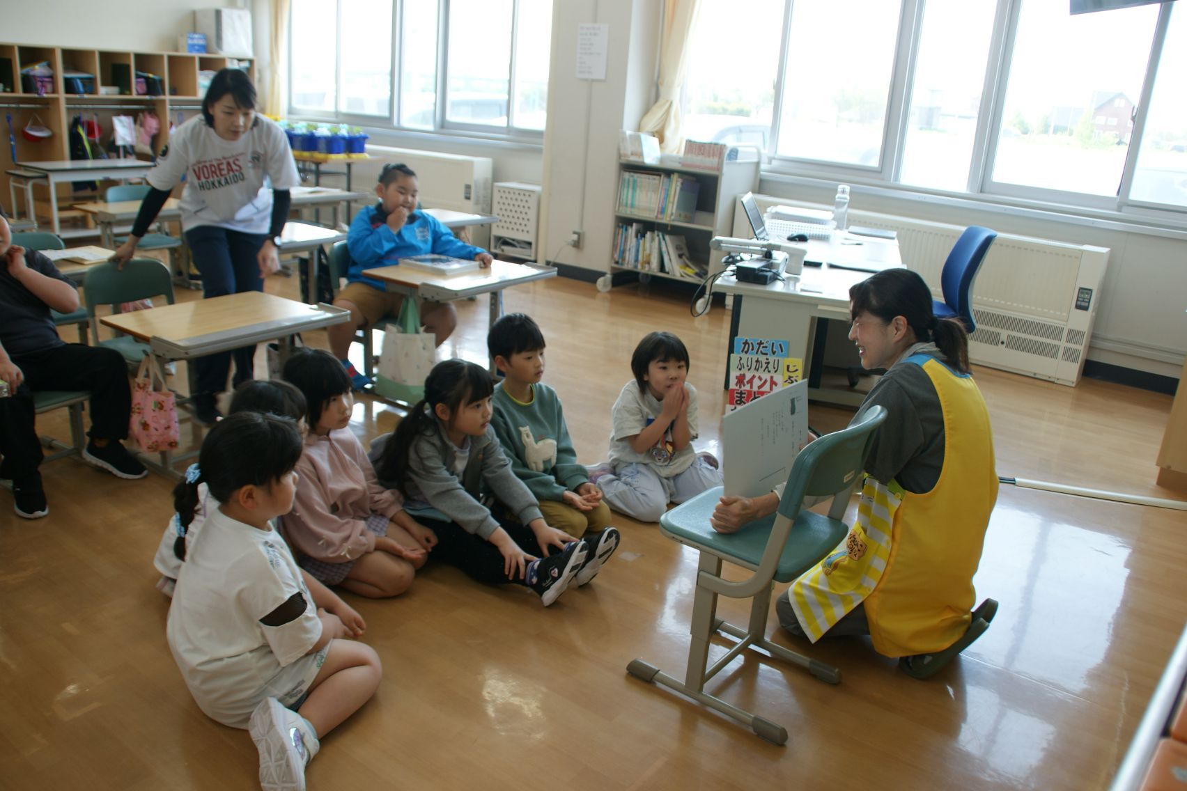 1年生絵本の読み聞かせ.JPG