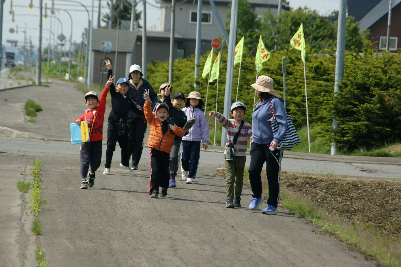 元気に歩く2年生.JPG