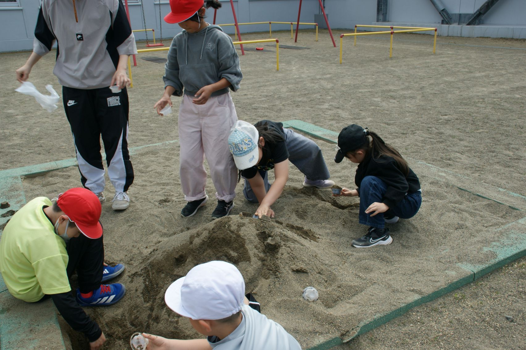 砂場で遊ぶ3年生.JPG