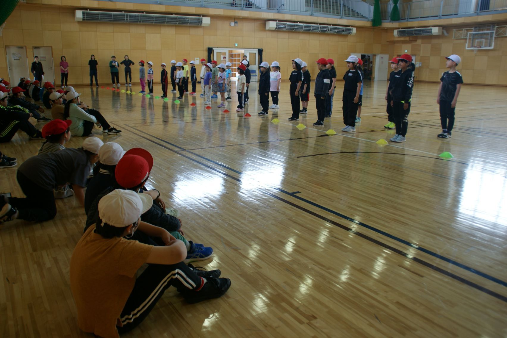 高学年の前で緊張気味の低学年.JPG