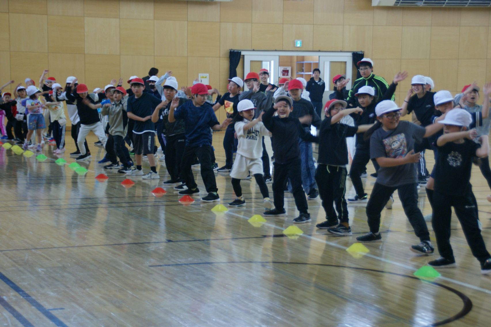 真剣に踊る全校児童.JPG