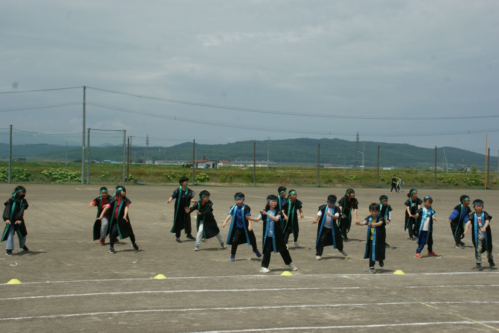はっぴにはちまきで踊る.JPG