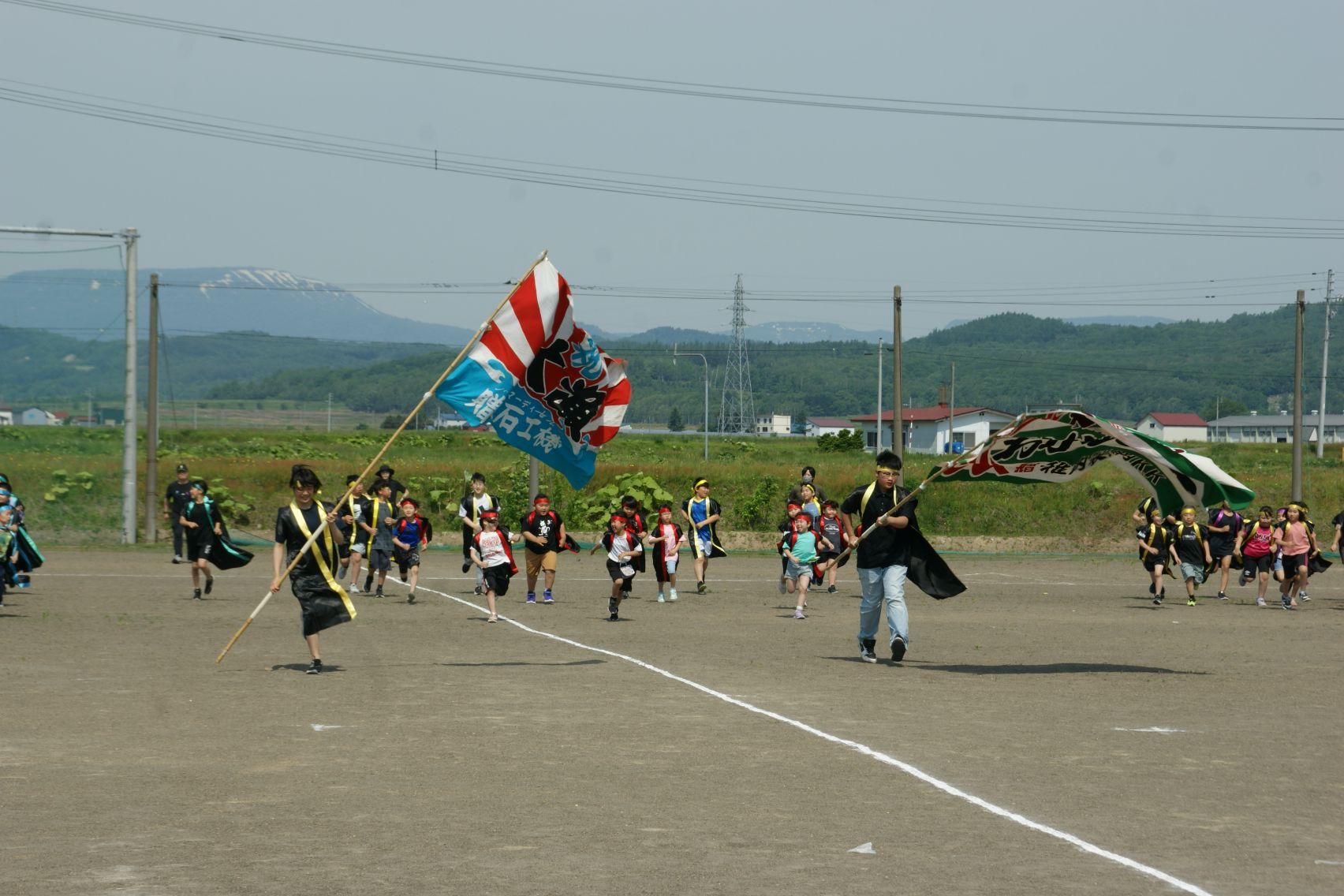 旗を先頭に入場.JPG