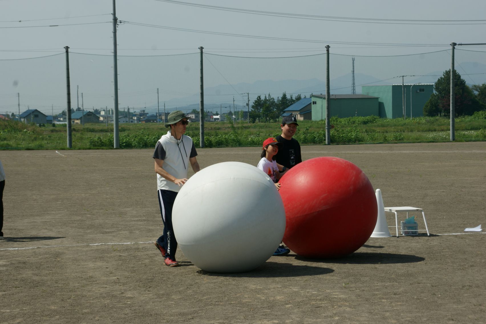 仕事を手伝う5年生.JPG