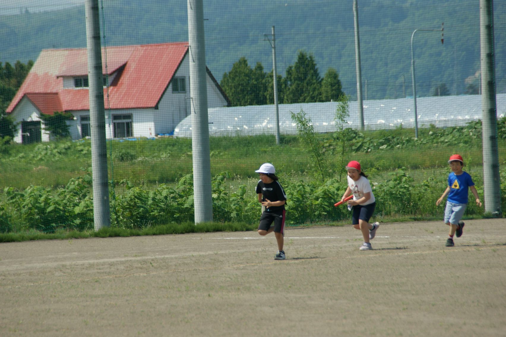 3年生にバトンリレー.JPG