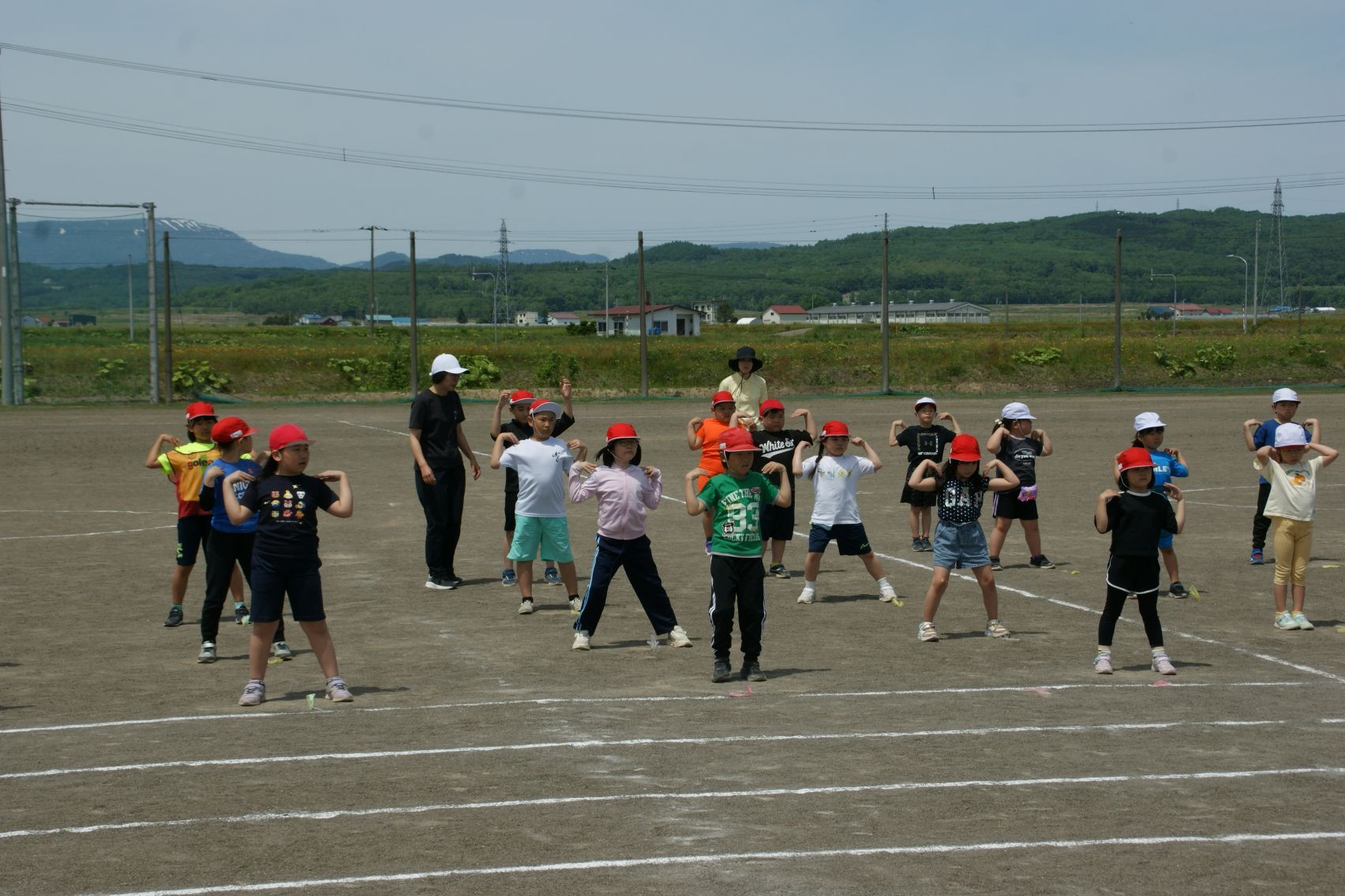 低学年ラジオ体操の練習.JPG
