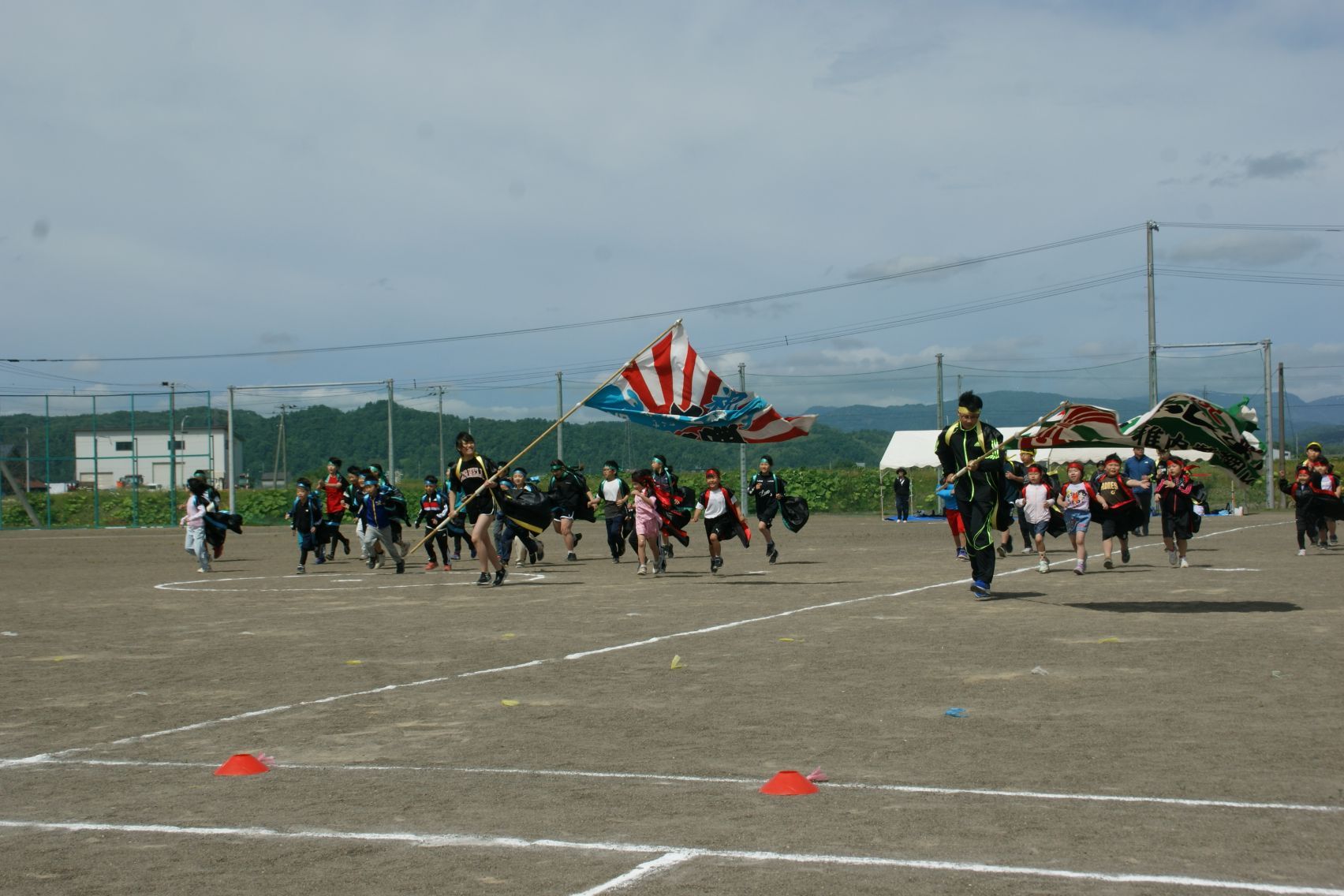 8 旗手を先頭に入場.JPG