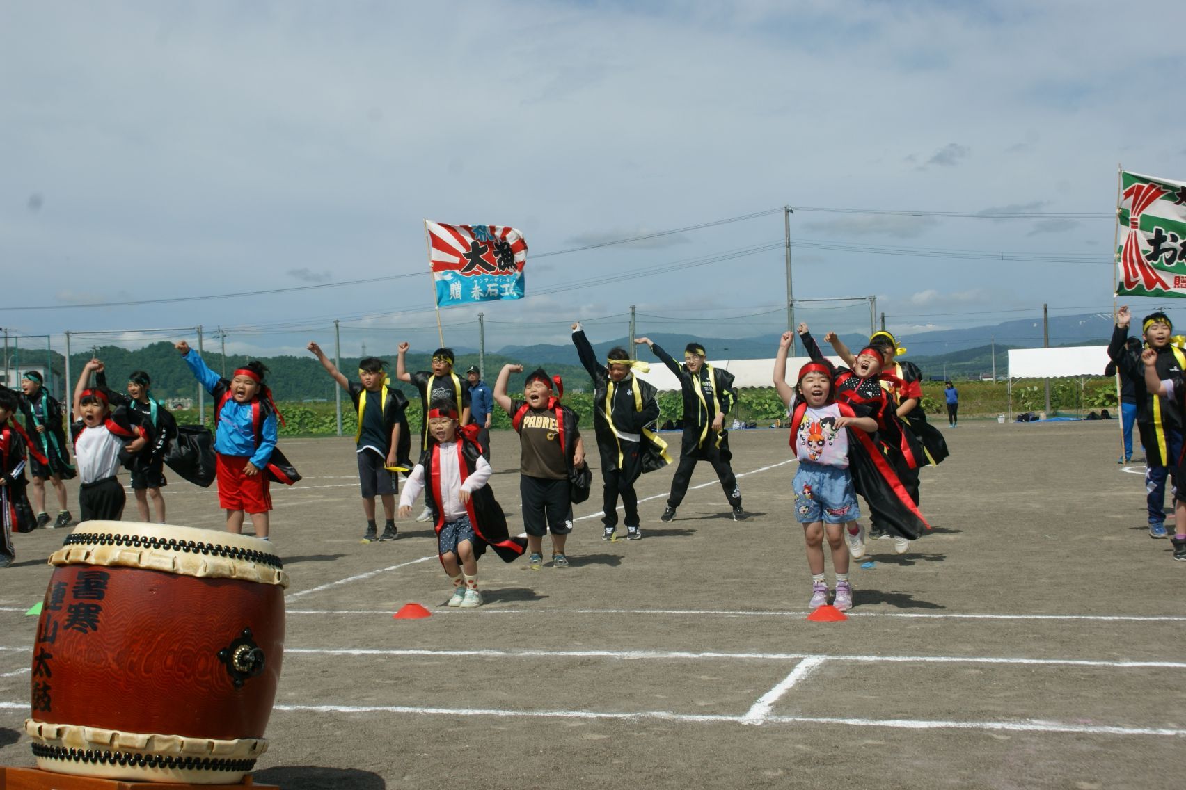 9 元気に踊る1年生.JPG