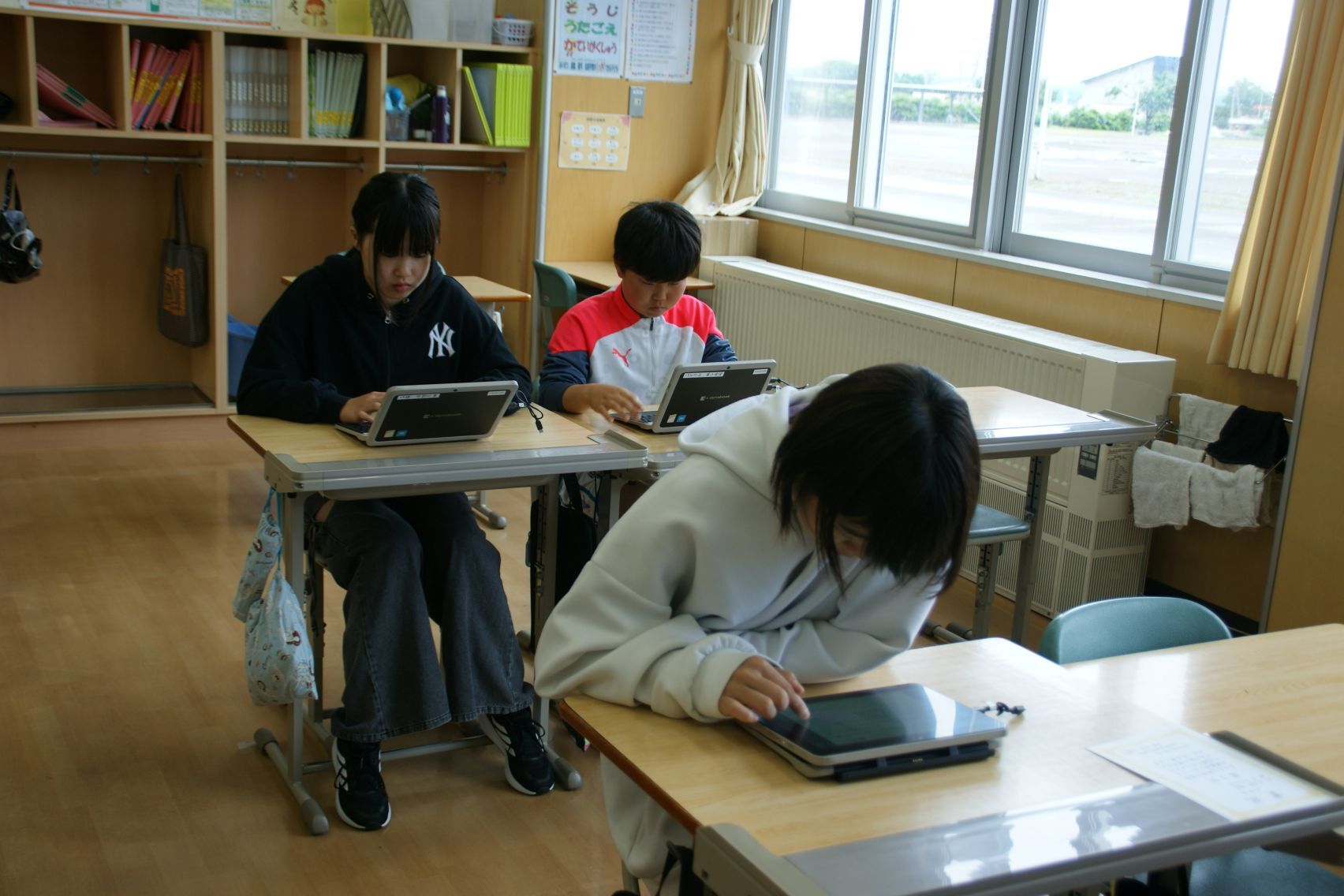 運動会の作文を打ち込む6年生.JPG